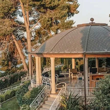 Sea Garden - Spectacular Seafront Position